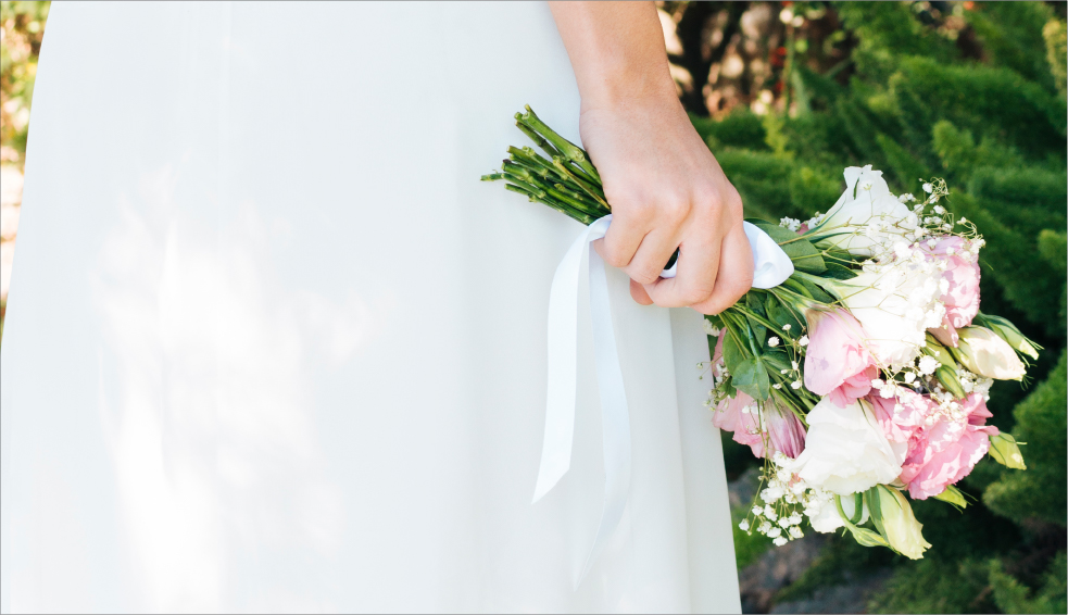 Mujer con un ramo de bodas